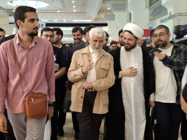 حاشیه نگاری از بازدید سعید جلیلی از نمایشگاه کتاب در میان این غرفه گردی ها چند نکته جالب به نظرم آمد: اول، دقتش عجیب بود. در هر غرفه که میرسید، نه از آن سوالهای الکی که فقط برای پر کردن وقت باشد. کتابها را یکییکی دست میگرفت، ورق میزد، چند خطی میخواند. حتی توی غرفههای گمنام.