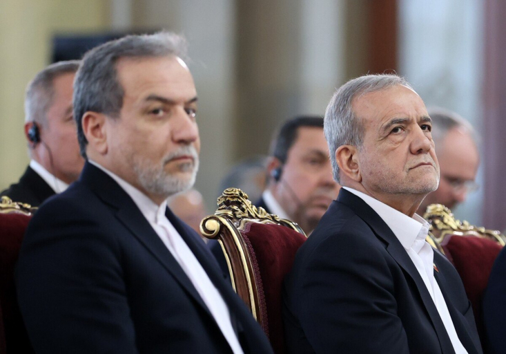 پاسخ مقتدرانه، حلقه مفقوده دیپلماسی ایران در برابر آمریکا/ آقای عراقچی از سخنان اخیر رئیس جمهور الگو بگیرید رعایت آداب دیپلماتیک برای شخصیتی مثل ترامپ، امتیاز و اعتباری خاصی برای دستگاه دیپلماسی ایران ایجاد نمیکند بلکه صرفا بر توهمات دولت فعلی آمریکا میافزاید. نباید فراموش کرد که ترامپ اهمیتی برای آداب دیپلماتیک قائل نیست.