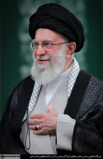 وظیفه دولت اسلامی را ارتقاء علمی، فنی، حرفهای و ایمانی دانشآموزان است/ بعضی از حرفهای رئیسجمهور آمریکا مایه سرافکندگی گوینده آن و ملت آمریکاست جمعی از معلمان و فرهنگیان سراسر کشور، صبح امروز (شنبه) با حضور در حسینیه امام خمینی(ره) با حضرت آیتالله خامنهای رهبر انقلاب اسلامی دیدار کردند.