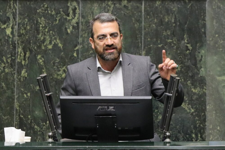 استیضاح وزیر راه را بیش از ۵۰ نفر امضا کردهاند/ این سفرهای پرهزینه پمپاژ ناامیدی در کشور است محمودی: امیدواریم عزل دیگری در دولت برای برخورد با مظاهر اشرافیت داشته باشیم. پیشنویس استیضاح وزیر راه را بیش از ۵۰ نفر امضا کردهاند و رو به افزایش هم خواهد بود.
