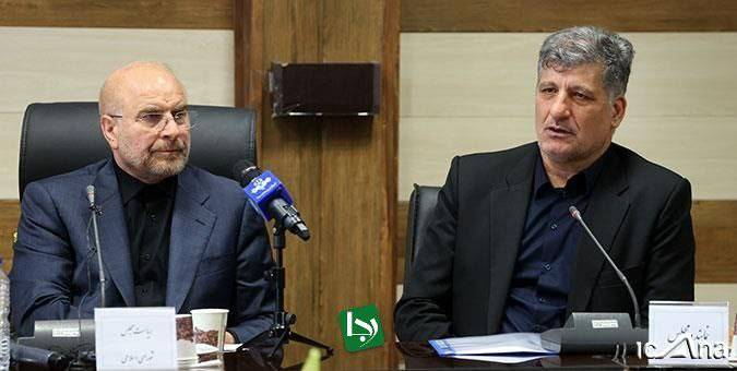 سکوت معنادار قالیباف مقابل تملقهای خارج از دستور یک نماینده در صحن علنی/ میکروفون برای نمایندگان موافق قطع نمیشود در حالیکه قالیباف معمولا بلافاصله بلندگوی نمایندگان مخالف خود را قطع میکند، این بار سه دقیقه کامل سکوت کرد تا نماینده رودبار سر فرصت قالیباف را با شهید بهشتی مقایسه کند و به منتقدان عملکرد پرحاشیه رئیس مجلس بتازد.
