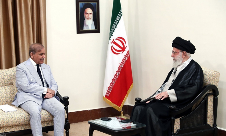 تنها چیزی که میتواند امنیت امت اسلامی را تامین کند، اتحاد میان کشورهای اسلامی است/ مسئله فلسطین، مسئله اول دنیای اسلام است رهبر انقلاب با تاکید بر اینکه جمهوری اسلامی ایران و پاکستان با همکاری یکدیگر میتوانند در دنیای اسلام تاثیرگذار باشند و موضوع فلسطین را از این مسیر غلط خارج کنند، گفتند: ما به آینده دنیای اسلام خوشبین هستیم .
