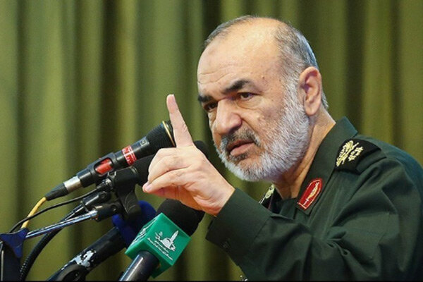اگر صهیونیستها غلطی کنند بیدرنگ پاسخهایی دریافت خواهند کرد که تمام گذشته خود را فراموش کنند/ رهبر انقلاب کشور را در طوفانیترین فتنهها از دل حوادث سخت عبور داد من در همین جا به این صهیونیستها که همچنان لفاظی و ملت ایران را تهدید میکنند میگویم اگر دست از پا خطا کنند و غلطی مرتکب شوند، دروازههای آتش را بیحد و حصر به روی آنها خواهیم گشود، آتشی که هرگز شعلههای آن خاموش نخواهد شد.
