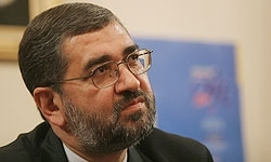 قطریها ۲۰۰ برابر ایران از لایه نفتی پارسجنوبی، نفت تولید میکنند/ زنگنه پیشنهاد ۳۰ میلیارد دلاری هندیها را رد کرد چینیها وارد توسعه میادین غرب کارون شدند اما بعد از برجام آقای زنگنه با لگد به سینه چینیها زد. قطر از لایه نفتی پارسجنوبی روزانه ۴۰۰ هزار بشکه نفت تولید میکند ولی تولید ایران حدود ۲ هزار بشکه است.