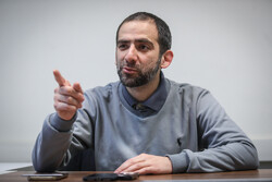 جابجایی شهید و جلاد، خدمت به بیگانه است! او نه نظم حج را به هم زده، نه اقدام خلاف حقوق بینالملل انجام داده، نه دعوت به ناآرامی کرده، نه حتی سخنرانی عمومی در عربستان کرده، از طریق موبایل با مردم کشور خودش آن هم به زبان فارسی در نقد غیرابراهیمی شدن و افساد در بیتالله سخن گفته.