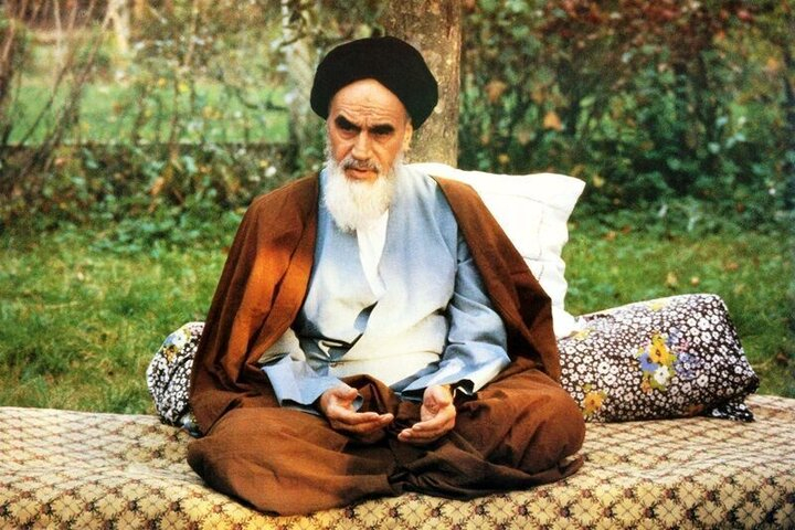 گذری بر زندگی امام خمینی (ره) ۱۴ خرداد ۱۳۶۸، امام خمینی (ره) بزرگمردی که نمادی از فضیلت های اخلاقی و عرفانی بود، چشم از جهان فروبست.