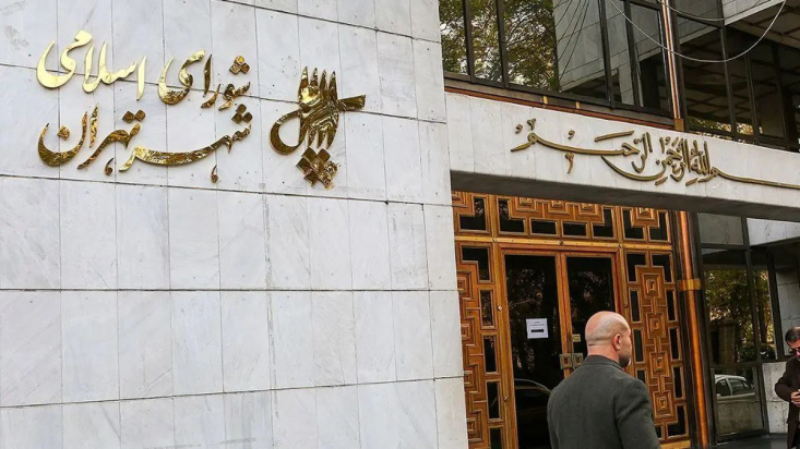 عملکرد دوگانه تیم نزدیک به قالیباف/ وحدت با همه جز زاکانی منطق دوگانه حاکم بر رفتارهای این طیف برای بسیاری از شهروندان محل ابهام شدهاست. سوال اصلی اینجاست که وقتی قالیباف توانسته است با اصلاحطلبان و پزشکیان وفاق کند، چرا حامیان او در شورای شهر نمیتوانند با زاکانی همجبههای به وحدت برسند؟!