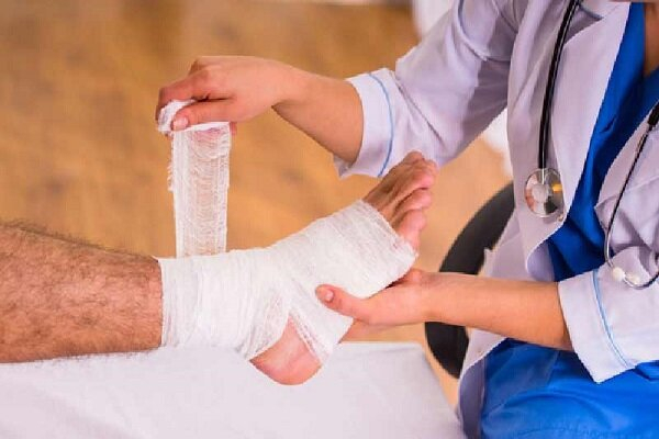 تولید پانسمانهای نانویی برای ترمیم زخمهای دیابتی شرکتی دانشبنیان با بهرهگیری از فناوری نانو، پانسمانهای ویژهای تولید کرده است که به بهبود سریعتر زخمها کمک میکند.