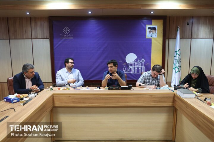 ورود کمپین «تهران دوست داشتنی» به حوزه گردشگری نشست نقد و بررسی کمپین تبلیغاتی «تهران دوستداشتنی» با حضور معاون تبلیغات مرکز ارتباطات شهرداری تهران و جمعی از کارشناسان تبلیغات و دیجیتال مارکتینگ برگزار شد.
