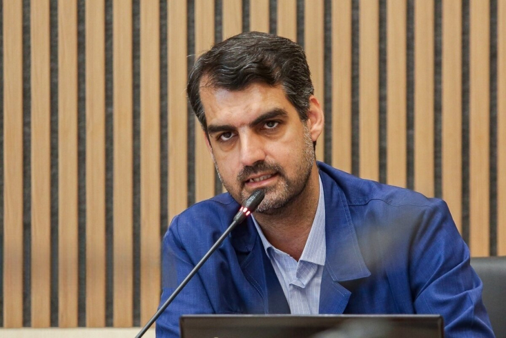نماینده مجلس: در کشور روزانه نزدیک به ۷ هزار میلیارد تومان خلق پول انجام میشود/ با امضای ۱۴۰ نماینده درخواست کردیم که بانک آینده منحل بشود! منان رئیسی: بانک آینده در جریان ساخت ایرانمال، پول چاپ کرده و خودش به خودش وام داده، پول رو برنگردانده، بعد پایه پولی میاد بالا و بعد میشود تورم و دودش میره تو چشم مردم؛ اینها عملا دست کردن تو جیب مردم.