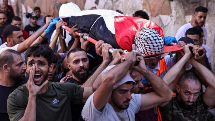 شهادت مبارز فلسطینی در کرانه باختری/ ۵۸ فلسطینی دیگر در نوار غزه شهید شدند رسانههای عربی از شهادت یک مبارز فلسطینی به ضرب گلوله نظامیان صهیونیست در درگیری مسلحانه در نزدیکی یک شهرک صهیونیستنشین در کرانه باختری خبر دادند.