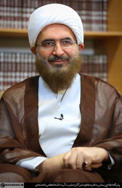 پاسخ خطیب نماز جمعه تهران به شعار هرکسی مذاکره کند، خائن است: «نه کسی مذاکره میکند، نه جرأت دارد، نه اجازه آن را» در حاشیه نماز جمعه این هفته تهران، جمعی از نمازگزاران با شعار «هرکی مذاکره کنه، خائنه» مخالفت صریح خود را با هرگونه سازش با دشمن اعلام کردند.