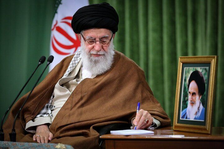 ابلاغ هفت تکلیف راهبردی/ مجهز کردن روزافزون کشور با ابزارهای حراست از امنیت و استقلال ملی، وظیفهی فرماندهان نظامی است. رهبر انقلاب در پیامی به مناسبت اربعین شهدای جنگ اخیر، ۷ تکلیف راهبردی را ابلاغ و تاکید کردند: آینده نشان خواهد داد که هر دو حرکت نظامی و علمی شتابندهتر از گذشته به سمت افقهای بلند پیش خواهد رفت.