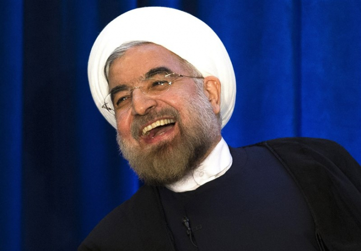  آری، آن شیخ و این مریدان اکنون که با ناکارآمدی دولت موردحمایت خود مواجه شده اند، برای حفظ خود در کیهان سیاست ایران راهی را جز چنگ زدن به چهرۀ حریف مقتدر خود نمی یابند، و در این فرایند پای در هر مسیری که به روی آنها بازشود.