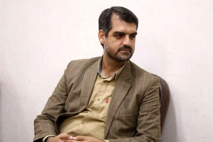 انتقاد تند نماینده مجلس از وزیر نیرو در صداوسیما: چون آب نداریم دیگر خانه نسازیم؟ منظورتان این است که مردم بروند بمیرند؟! منان رئیسی، نماینده مردم قم در مجلس: اگر شما سوء مدیریتهایتان را کنار بگذارید هم داریم، هم میشود، هم میتوانیم؛ ۴۰٪ درصد مصرف آب شرب خانگی مربوط به استحمام است؛ مصرف آب تهران حدودا روزانه ۴ میلیون مترمکعب است.