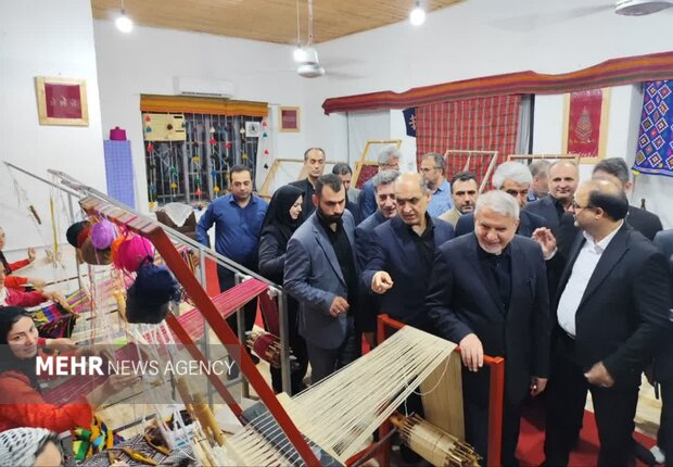 «قاسمآباد» نماد اصالت و خلاقیت ایرانی است وزیر میراث فرهنگی، گردشگری و صنایع دستی با بیان اینکه روستای جهانی «قاسمآباد» نماد اصالت و خلاقیت ایرانی است، گفت: حمایت همهجانبه از این روستای فرهنگی و هنری ضرورت دارد.