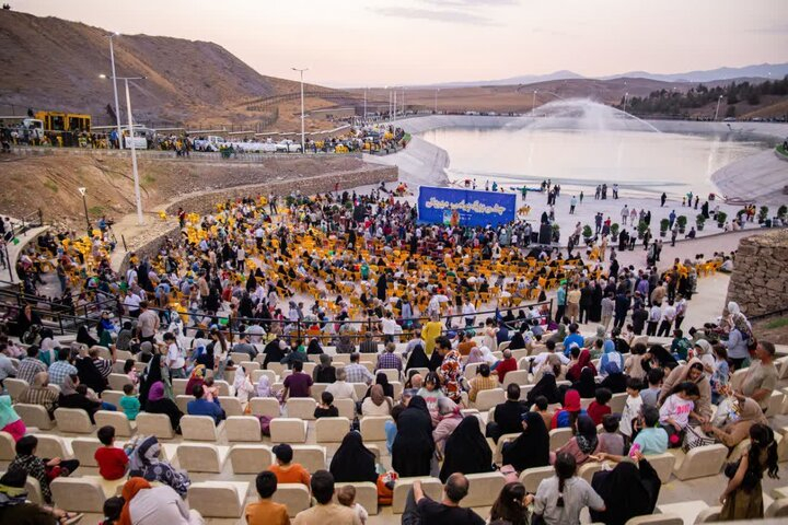 یکی از بخش‌های جذاب جشن، جشنواره قیمه‌نثار بود که با رایحه دل‌انگیز غذاهای سنتی قزوین، فضای اطراف را پر کرده بود. سفره‌هایی رنگارنگ روی زمین پهن شده بود و مردم با شور و اشتیاق در حال صرف غذا بودند.