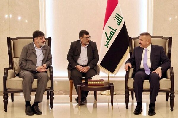 دیدار فرمانده کل انتظامی ایران با وزیر کشور عراق در بغداد فرمانده کل انتظامی ایران، با وزیر کشور عراق در بغداد دیدار و درباره همکاریهای امنیتی و مبارزه با جرایم سازمانیافته گفتگو کرد.