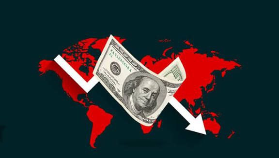 کاهش تقاضا برای دلار ناشی از نگرانی درباره تورم، افزایش بدهی ملی و ضعف مدیریت مالی آمریکا عنوان شده و سرمایه‌گذاران در حال فاصله گرفتن از دارایی‌های دلاری هستند.