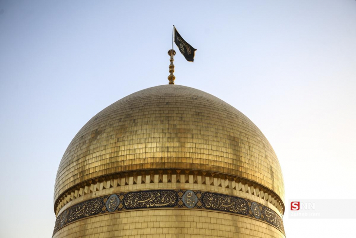 آیین تعویض پرچم حرم مطهر و اعلام عزای حضرت فاطمه معصومه (س) آیین تعویض پرچم حرم مطهر و اعلام عزای حضرت فاطمه معصومه سلام الله علیها با سخنرانی حجت الاسلام والمسلمین مؤمنی و مداحی سیدرضا تحویلدار در جمع پرشور خادمان و زائران حرم مطهر در صحن امام رضا علیه السلام برگزار شد.