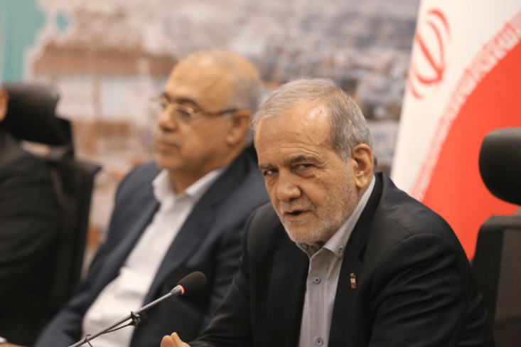 اظهارات اخیر رئیس‌جمهور درباره افتتاح ۲۲۰۰ مدرسه بدون بودجه دولتی و وعده ساخت مدارس مورد نیاز سیستان و بلوچستان در یک سال، با داده‌های کارشناسی و آمار رسمی مغایرت دارد و بسیاری از کارشناسان آن را غیرواقعی و شعارگونه می‌دانند.