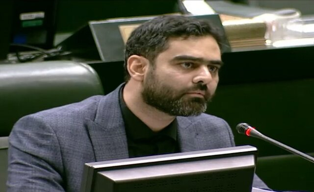 انتقاد نماینده تهران به محمدرضا باهنر/ ثابتی: آقای باهنر! شما با طرح نیروهای شرکتی مخالفید چون آقازادههای شما نیروی شرکتی نبودند چون یک شب گرسنه نخوابیدی آقای باهنر! دولت این پول را میدهد ولی به یک مشت دلال یک مشت شرکت می دهد که معلوم نیست پشت آن به چه کسی می رسد و اینها چه لابی در این مجمع تشخیص دارند که توانستند چند بار جلوی مسئله را بگیرند.