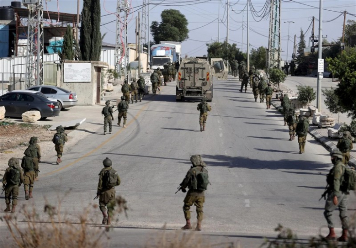 یورش صهیونیستها به کرانه باختری/ شهادت یک جوان فلسطینی در رامالله منابع فلسطینی از یورش وحشیانه نظامیان و شهرک نشینان صهیونیست به مناطق مختلف کرانه باختری و شهادت یک جوان فلسطینی به ضرب گلوله نظامیان صهیونیست در رام الله خبر دادند.