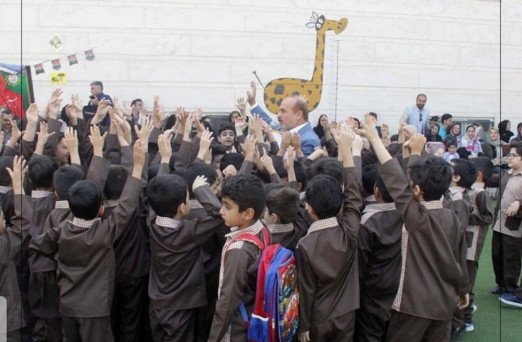 نمونه بارز این انحراف، نحوه برگزاری مراسم روز دانش‌آموز (۱۳ آبان) در برخی مدارس است. این روز، که در تاریخ انقلاب اسلامی یادآور حماسه، بصیرت و شهادت دانش‌آموزانی است که خود را در جایگاه کنشگران تاریخ‌ساز دیدند.