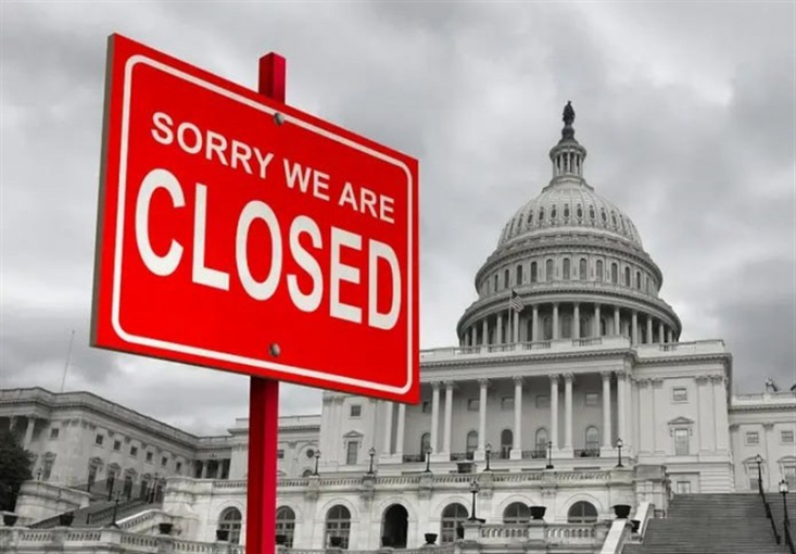 در طول هفته‌های اخیر، پیامدهای نگران‌کننده‌ای پدیدار شده‌اند؛ حدود 700 هزار کارمند فدرال به مرخصی اجباری فرستاده شده‌اند و تقریباً همین تعداد نیز مجبور شده‌اند بدون دریافت حقوق، تا زمان تصویب بودجه جدید به کار خود ادامه دهند.
