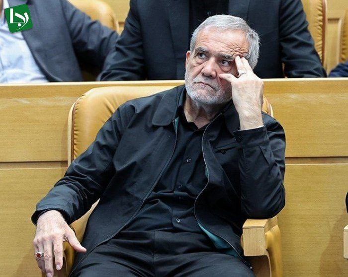 اکنون که کشتی بی‌لنگر این دولت در باتلاق ناکارآمدی اقتصادی و سردرگمی سیاسی در حال غرق شدن است، همان‌ها که باد در بادبانش انداختند، اولین کسانی هستند که با قایق‌های نجات فرار می‌کنند و ژست منتقد به خود می‌گیرند.