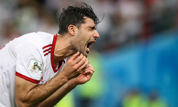 جایی که اعضای تیم به‌جای احترام به مردم و رسانه‌ها و پاسخگویی دربارۀ‌ عملکردشان ترجیح می‌دهند با حرف‌های سطحی فشار را از روی خودشان بردارند. بی‌آنکه جواب بدهند چرا تیم ملی در ۱۸۰ دقیقه دو بازی اخیر حتی نتوانسته برای یک‌بار دروازۀ رقبا را باز کند