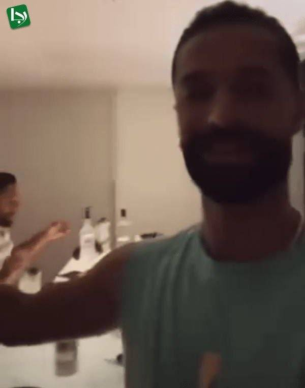 انتشار ویدئویی منشوری از آرمین سهرابیان در ساعات گذشته خبرساز شده. بازیکنی که به تازگی مشکل سربازی خود را حل کرده بود، دوباره به صدر خبرها برگشت اما این بار هم در قالبی متفاوت که ارتباطی به مستطیل سبز و مسائل فنی‌اش ندارد.