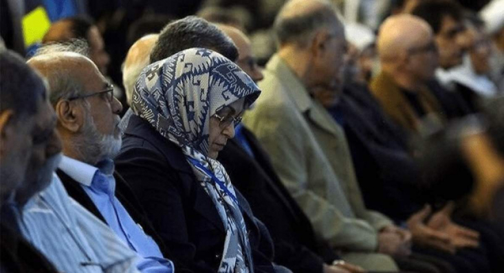 به‌گفتۀ یک نماینده مجلس، سرمایه اولیۀ لازم برای تاسیس این بانک با فشار سیاسی به بانک مرکزی از ۴۰۰ میلیارد تومان به ۲۰۰ میلیارد کاهش پیدا کرد و نصف شد و این مجموعه در پروندۀ فساد ۳۰۰۰ میلیاردی نامش مطرح بود.