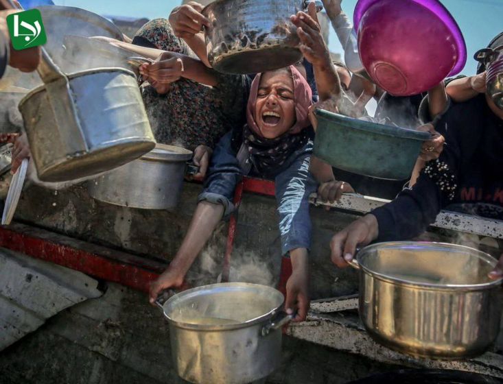 آنروا تصریح کرد که اشغالگران اسرائیلی همچنان از ورود کارکنان بین‌المللی این آژانس جلوگیری کرده و محدودیت‌های شدیدی را برای ورود کمک‌ها اعمال می‌کنند که منجر به تجمع حدود ۶۰۰۰ کامیون حامل مواد غذایی در گذرگاه‌های غزه شده است.
