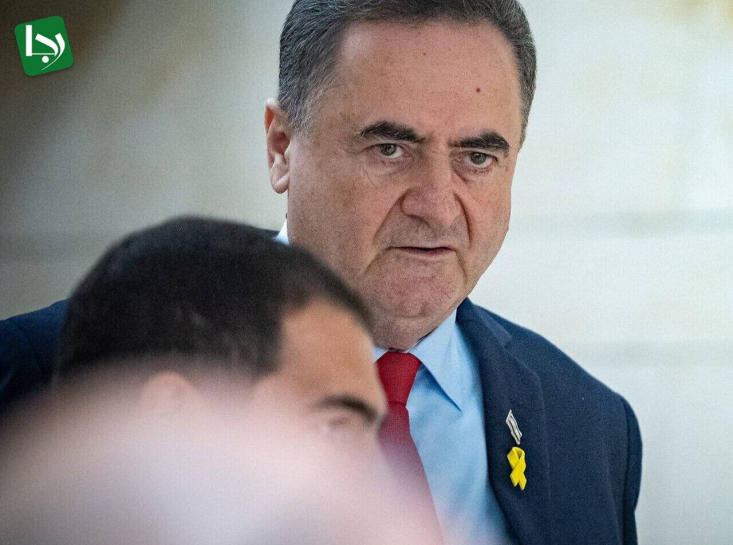 تنش‌ میان کاتز و ارتش پس از آن شدت گرفت که «ایال زمیر» رئیس ستاد ک روز گذشته چند فرمانده ارشد را به‌دلیل مسئولیت در ناکامی‌های هفتم اکتبر برکنار کرد. گفته می‌شود کاتز از این تصمیم تنها از طریق رسانه‌ها مطلع شد و آن را «شتاب‌زده» خواند.
