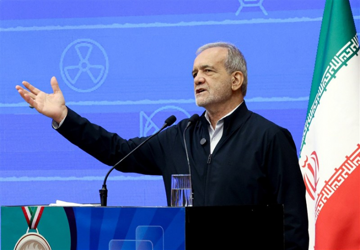 پزشکیان پیش از رسیدن به ریاست جمهوری، با رد هرگونه افزایش قیمت سوخت بدون زیرساخت‌های لازم، صراحتاً اعلام کرده بود که گران کردن بنزین نیازمند پیش‌شرط‌های اساسی است. 