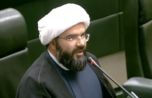 نیک‌بین نماینده مردم کاشمر در تذکر شفاهی: با فرمانی که وزارت جهاد کشاورزی پیش می‌رود، گوشت را شب عید باید به قیمت ۲ میلیون تومان خرید کنیم.