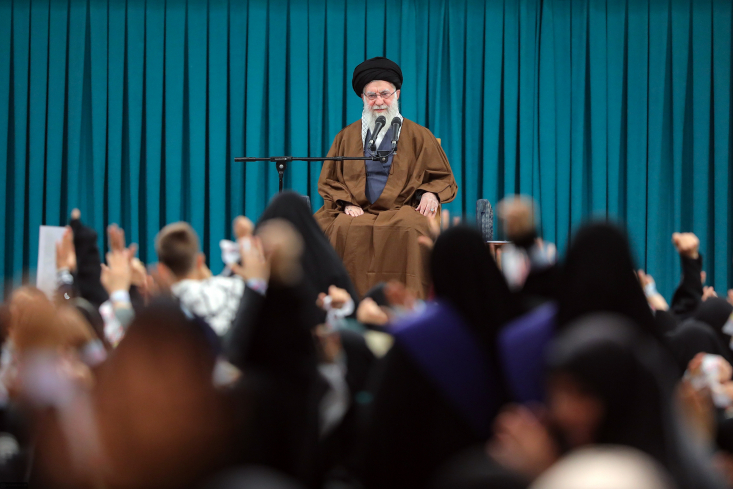 رهبر معظم انقلاب اسلامی صبح امروز با هزاران نفر از زنان و دختران مناطق مختلف کشور، دیدار و گفتگو کردند.