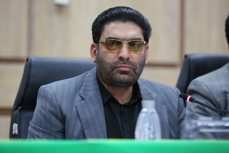 آذری تأکید کرد اگر فرصت جوانان گرفته شود، حکمرانی آسیب می‌بیند و پیشرفت ممکن نیست. او در پایان بار دیگر هشدار داد حضور مدیر بازنشسته ـ از جمله در بورس ـ هیچ خروجی مثبتی برای کشور ندارد و قانون باید بی‌کم‌وکاست اجرا شود.
