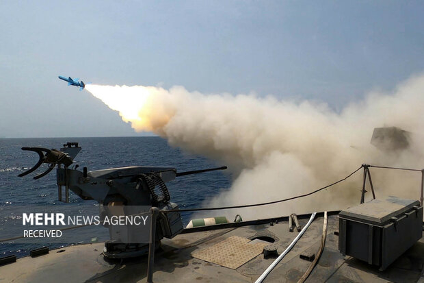 همچنین در این بخش از رزمایش سامانه‌های پدافند هوایی مستقر بر روی شناورها تمرین مقابله سنگین با اهداف هوایی که قصد حمله به شناورهای تندرو و ساحل ایران را دارند، انجام می‌دهند.
