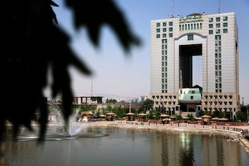 در کنار تامین زمین، روند ساخت نیز در حال پیشرفت است. آمارها نشان می‌دهد برای بیش از ۷۲۹ هزار واحد، پروانه ساختمانی صادر شده و مراحل اجرایی در سطوح مختلفی از فونداسیون تا نازک‌کاری در جریان است. 