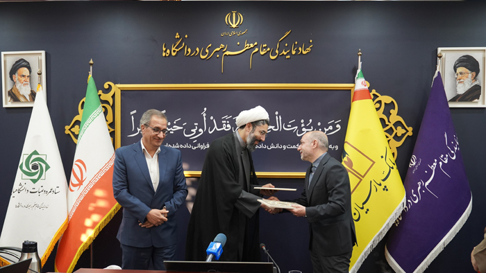 تفاهم‌نامه همکاری بانک پارسیان و نهاد نمایندگی مقام معظم رهبری با هدف تسهیل اعزام دانشجویان به سفر معنوی عمره به امضای مجید باجلان، سرپرست بانک پارسیان و حجت‌الاسلام مصطفی رستمی، رییس نهاد نمایندگی مقام معظم رهبری در دانشگاه‌ها رسید.
