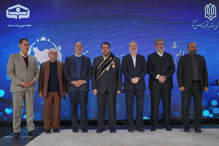 نشان‌ افتخار و حمایل حامی مدرسه‌سازی کشور در سال ۱۴۰۴، توسط «سازمان نوسازی، توسعه و تجهیز مدارس کشور» و «جامعه خیرین مدرسه‌ساز» به ابوالفضل نجارزاده، مدیرعامل بانک ملی ایران، اهدا شد.