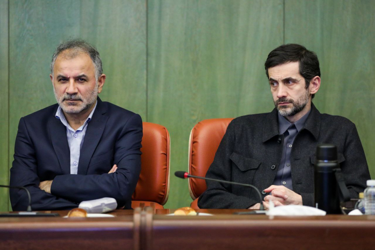 این دوگانگی در رفتار و گفتار از سوی مسعود پزشکیان و بلاتکلیفی وی در دفاع یا کنار گذاشتن وزرای خود، درحالی است که دود آن به چشم مردم رفته و موجب کوچکتر شون روزانه سفره آنان می‌شود!