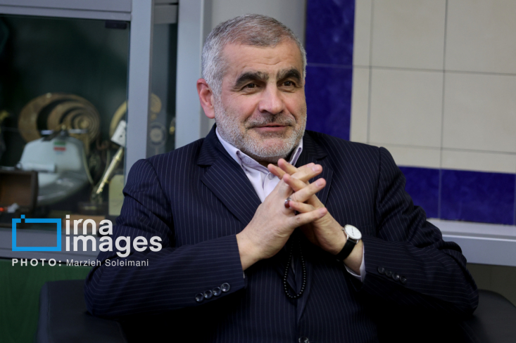 طبق قانون هم رئیس بانک مرکزی  و هم وزیر اقتصاد باید در کمیسیون تلفیق حضور پیدا کنند بنابراین باید رعایت شود.
