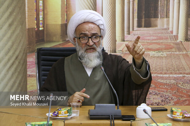 وی تاکید کرد: جنگ تحمیلی از جمله علت های عقب ماندگی استان و شهر است، پس از آن خدماتی انجام شد اما در شأن مردم خوزستان نبود لذا از مرکزیت و دولت درخواست داریم توجه ویژه به اهواز و استان خوزستان داشته باشند.
