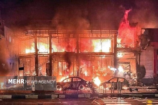 فروتن بیان کرد: در شرایطی که سایه جنگ بر سر کشور حاکم باشد رشد و پیشرفت اقتصادی رخ نخواهد داد، سرمایه گذار سرمایه گذاری نخواهد کرد، پول سرگردان به سمت تولید نخواهد رفت.
