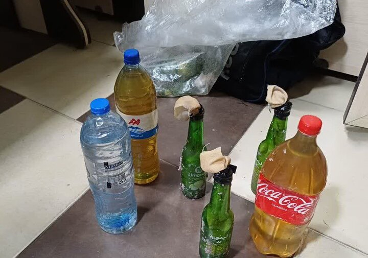 وی افزود: در این رابطه، ماموران با بررسی های همه جانبه و با هوشمندی خاصی ۱۲ نفر از این اغتشاشگران را در عملیات هایی دقیق و ویژه دستگیر که در نهایت ۸۳ عدد کوکتل مولوتوف نیز در این عملیات ها کشف شد.
