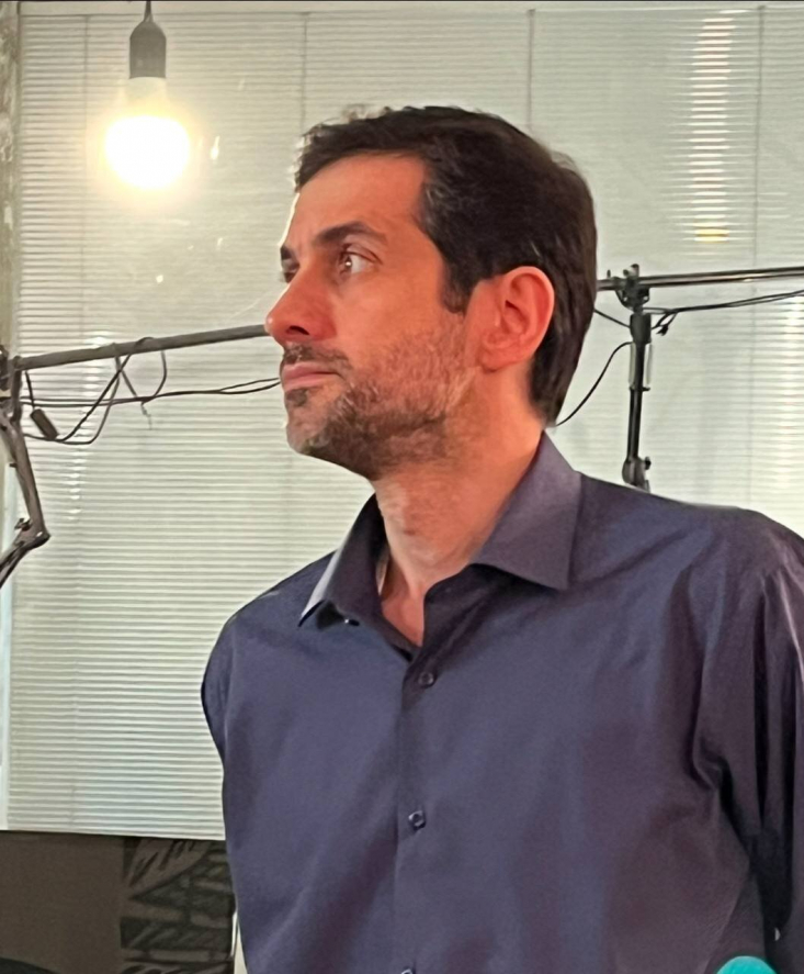 این مطلب از آن جهت طنز به نظر می‌رسد که پسر رئیس‌جمهور فکر می‌کند امروز شرایط کشور بهتر از دوران پیش از ریاست‌جمهوری پدرش است و با ریاست‌جمهوری آقای پزشکیان امور کشور به شکل مؤثری اصلاح شده است!
