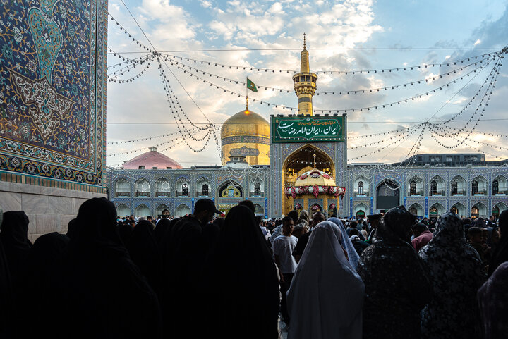 همزمان با سالروز میلاد امام رضا(ع)، صحن و سرای حرم رضوی سرشار از شور، نور و ارادت شد و مشهد به میعادگاه عاشقانه زائران از سراسر کشور تبدیل شده است.